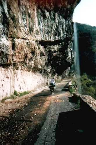Aufgelassene Felsstraße