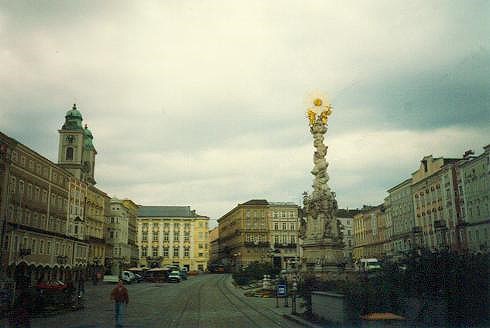 Linz: Hauptplatz, Dreifaltigkeitssäule und alter Dom