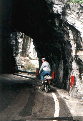 Felstunnel am Seeufer