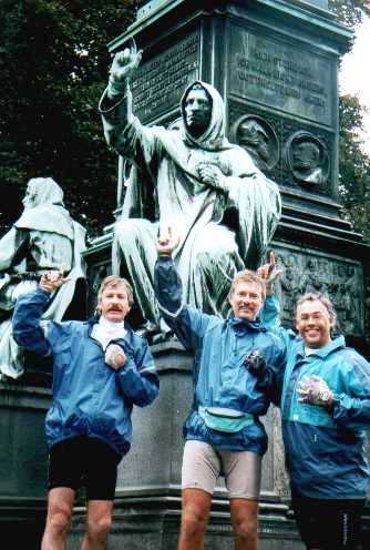 Vier Ketzer am Fu des Luther-Denkmals