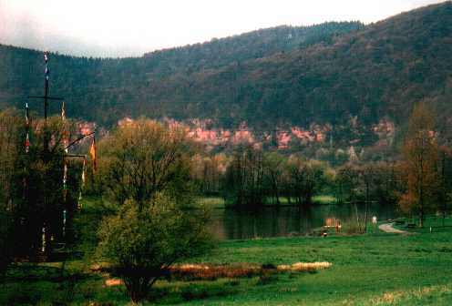 Rote Sandsteinfelsen hinter Dorfprozelten