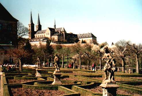 Rosengarten und St. Michael