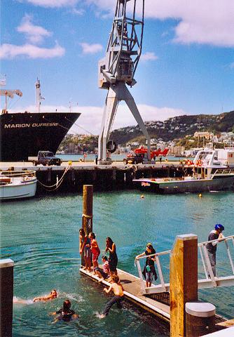 Badende Kinder am Queens Wharf