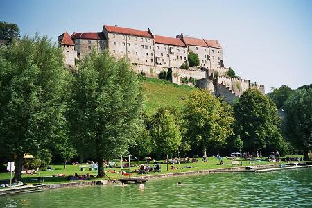 Schwimmbad Wöhrsee unter der Burganlage