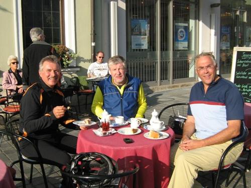 Kaffee und Kuchen im Sonnenschein