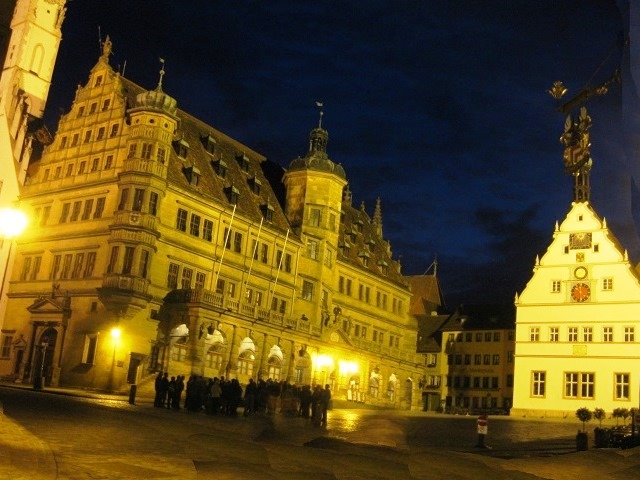 Rathaus bei Nacht ...
