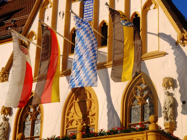 Fahnenschmuck am Rathaus