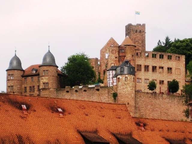 Burg Wertheim von Süden am Abend